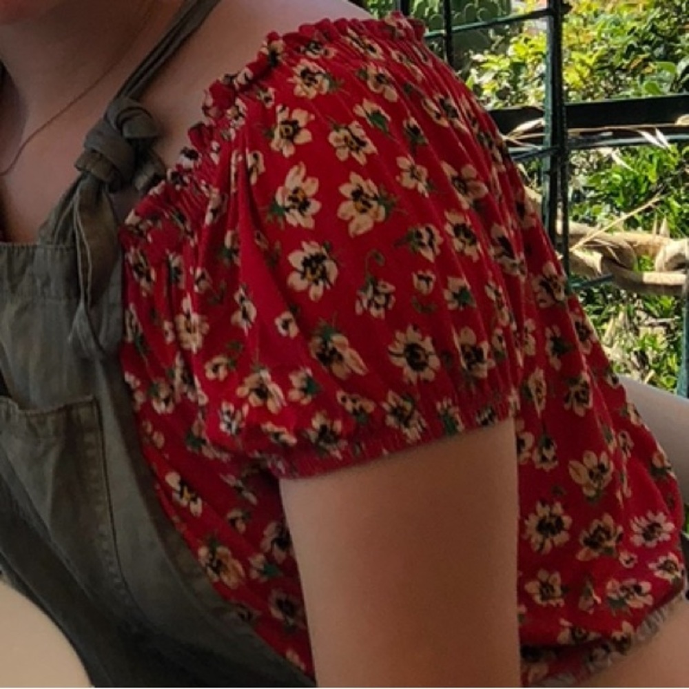 Adorable Chloe and Katie women’s M floral summer crop top, red, elastici… - Picture 7 of 7